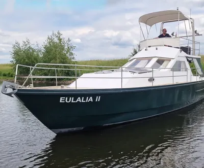 motorjacht met stuurhut en flybridge