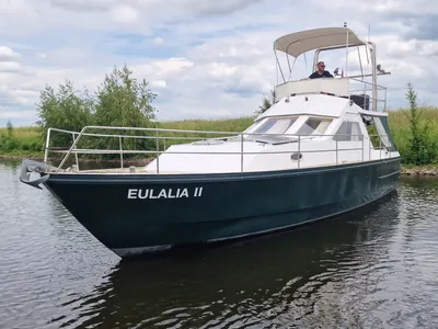 motorjacht met flybridge in het water