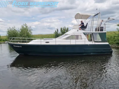 motorjacht op het water