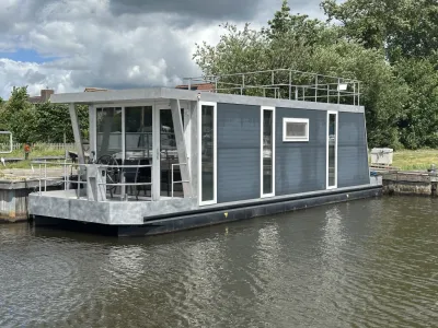 woonboot aangemeerd aan kade