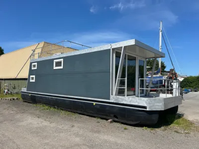 woonboot op de werf, buiten water