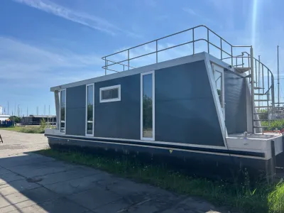 woonboot op de kant bij jachthaven