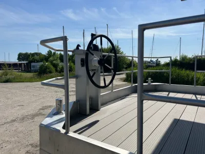 voorkant huisboot met stuurstand