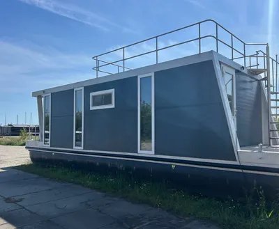woonboot op de kade bij jachthaven