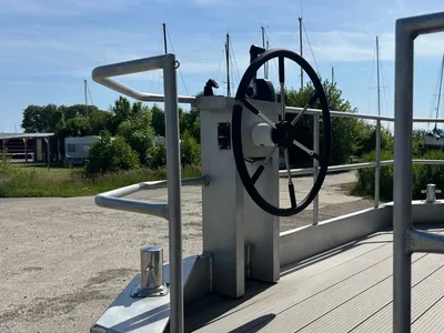 voorrand van een huisboot met stuurstand