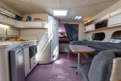 interieur van jacht met salon en kombuis