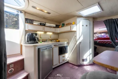 kajuitinterieur met kombuis en slaapplaats