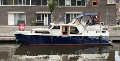 motorjacht aangemeerd bij kade