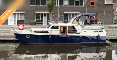 motorjacht aangemeerd bij kade