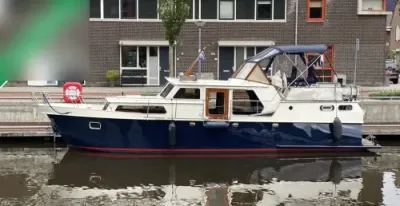 motorjacht afgemeerd langs kade