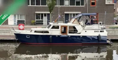 motorjacht aangemeerd bij kade, zijaanzicht