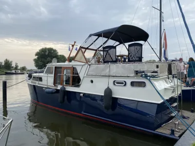 motorjacht afgemeerd in haven