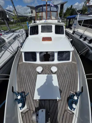 vooraanzicht van motorjacht in haven
