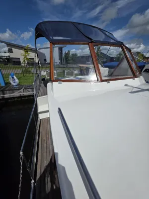 voorkant van motorjacht bij de kade