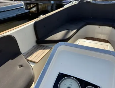 zitgedeelte en stuurconsole van een sloep