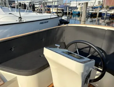 zitbank en stuurconsole in sloep