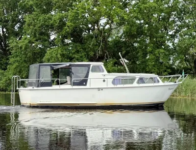 witte kajuitmotorboot op rustig water