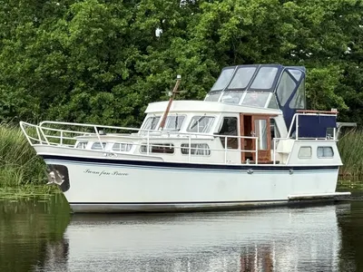 witte motorjacht op rustig water