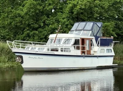 wit motorjacht op rustig water