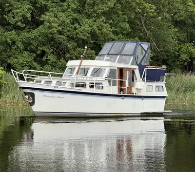 motorjacht op rustig water met bomen