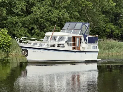 motorboot op rustig water, bomen op achtergrond
