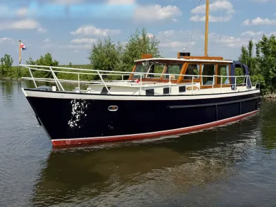 houten kotter op rustig water