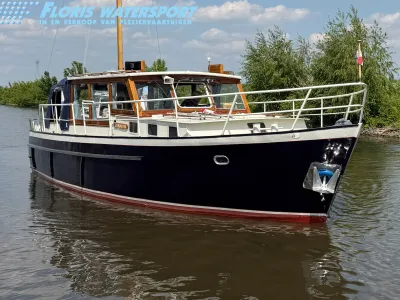 houten kotter in het water