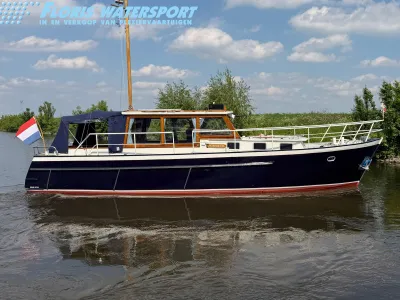 klassieke kotter op het water