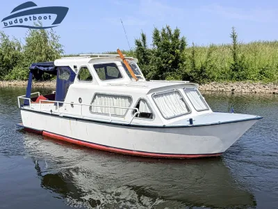 kleine kajuitmotorboot in het water