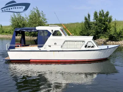 wit motorjacht in kanaal