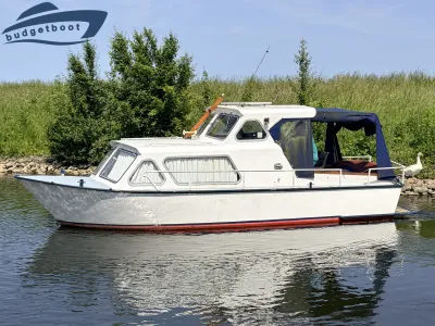 witte kajuitboot op kanaal