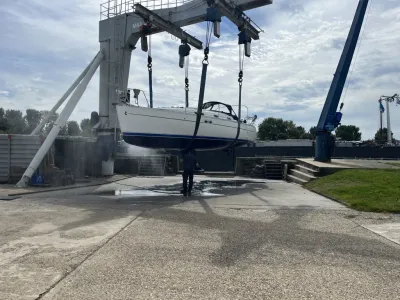 zeiljacht op kraan in werf