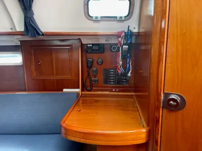 binnenruimte met navigatietafel en bedienpaneel