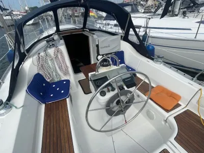 cockpit van zeilboot in jachthaven