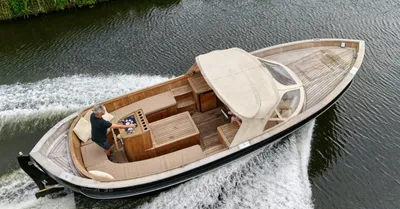 houten motorsloep op het water