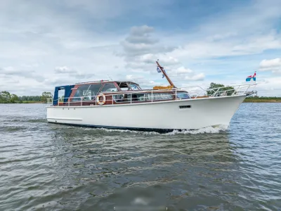 witte motorjacht op het water bij bewolkte lucht