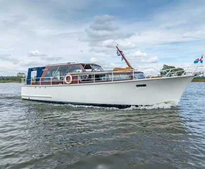 witte motorjacht op het water bij bewolkte lucht