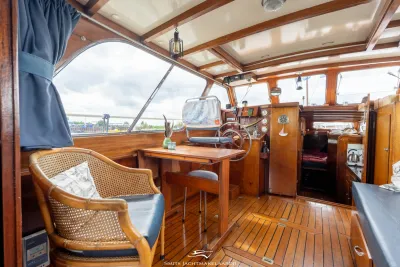 interieur stuurhuis met houten afwerking