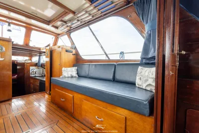 interieur stuurhut met zithoek en teakvloer