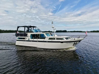 wit motorjacht op water bij bewolkte lucht