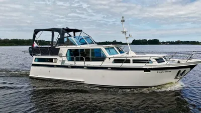 wit motorjacht op water bij bewolkte lucht