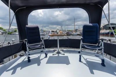 zicht vanuit kuip op jachthaven
