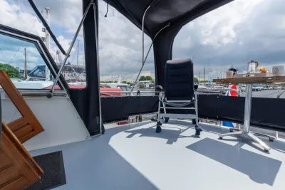 cockpit en dek van motorjacht in jachthaven