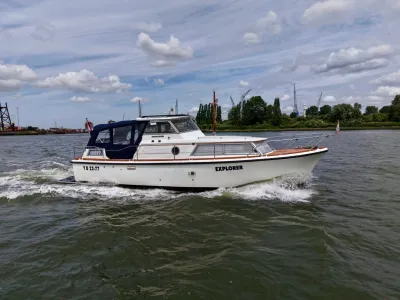 motorkruiser op water met bewolkte lucht