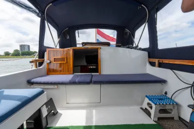 kuip van motorjacht met donkerblauwe kuiptent
