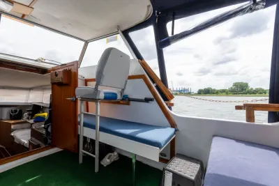 interieur boot met kuip en zitbank