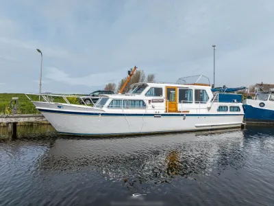 witte motorboot aangemeerd in jachthaven