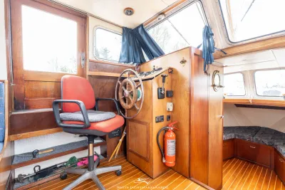 stuurhut interieur met stuurwiel en stoel