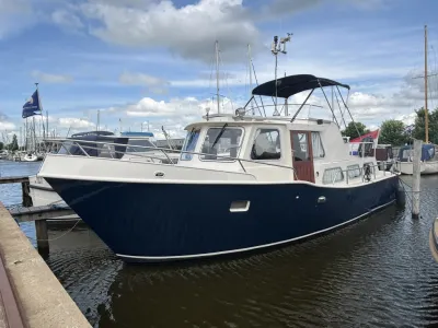 motorjacht afgemeerd in een jachthaven