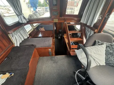 interieur van motorjacht met zithoek en trap